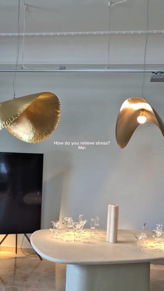 Dnešný výber? Toto krásne svietidlo pre náš nový projekt. 🤍 V jednom z najkrajších showroomov sme opäť našli detail, ktorý dodá priestoru charakter.